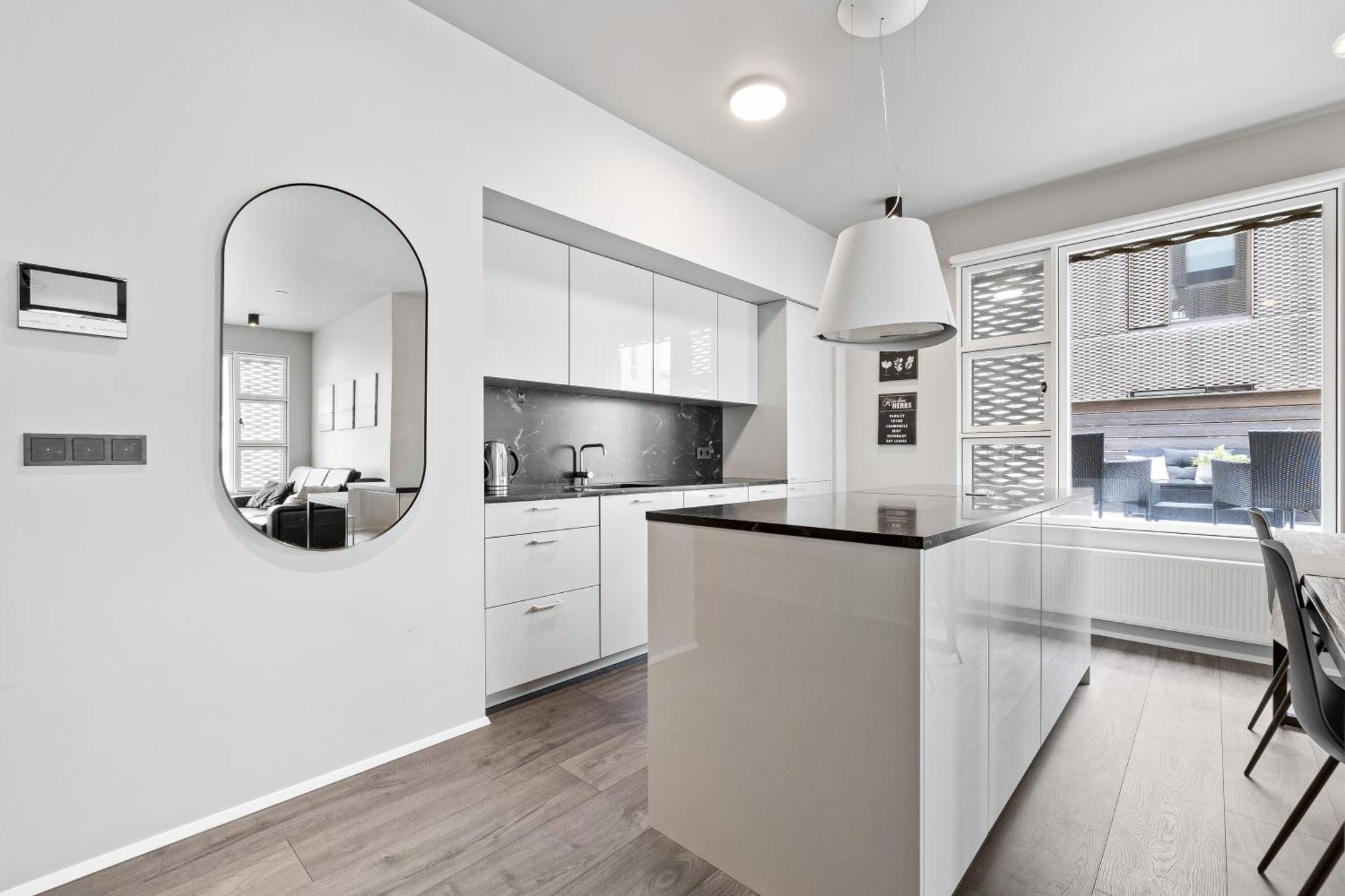 Vibrant Hafnatorg I Spacious With Expansive Garage Apartment *