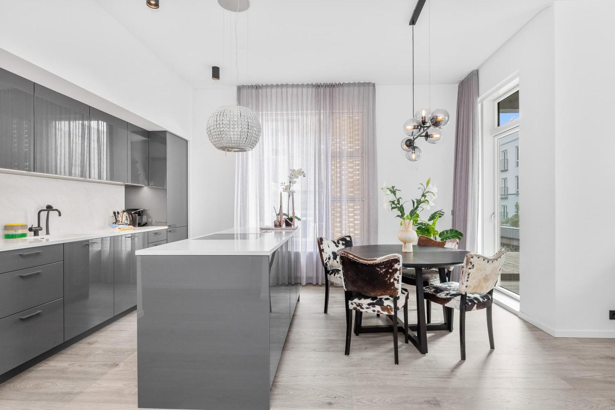 Vibrant Hafnatorg I Spacious With Expansive Garage Apartment *